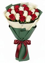 Букет Микс из красных и белых роз в Забайкальске