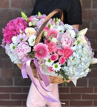 Цветочная композиция из Розы, Хризантемы, Пионы и Лизиантусы в корзине в Забайкальске