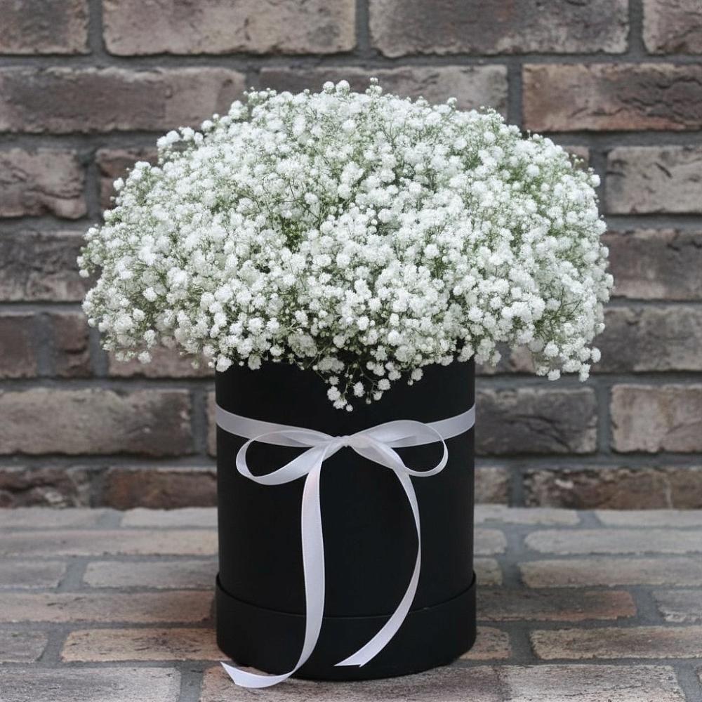 Цветочная композиция из Гипсофила в шляпной коробке в Забайкальске