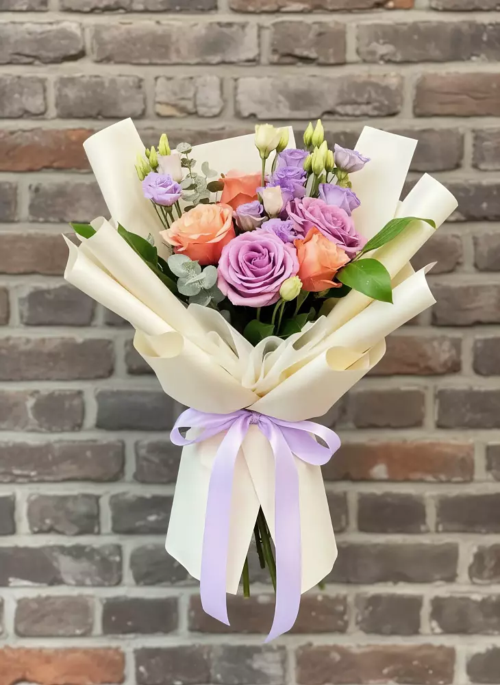 Букет цветов из: Лизиантусы и Розы в Забайкальске