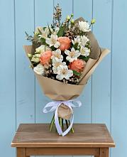 Букет цветов из:  Альстромерии, Лизиантусы, Розы и Хризантемы в Забайкальске