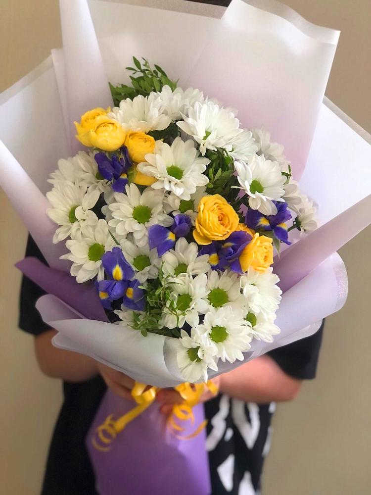 Букет цветов из: Ирисы, Хризантемы и Розы в Забайкальске