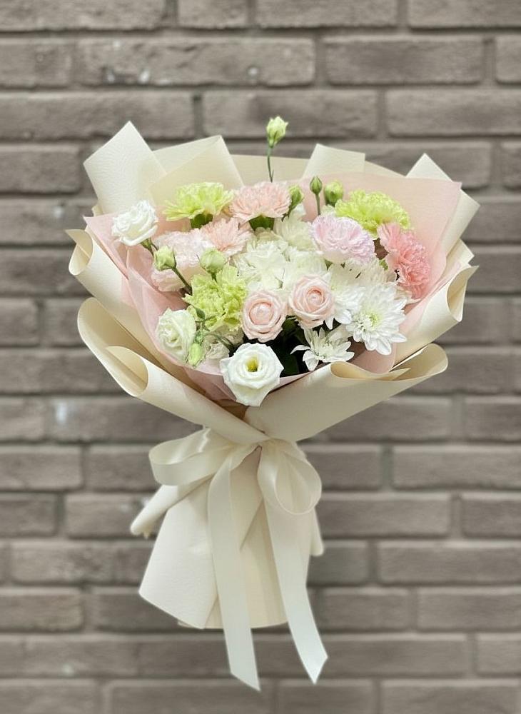 Букет цветов из: Гвоздики, Розы, Лизиантусы и Хризантемы в Забайкальске