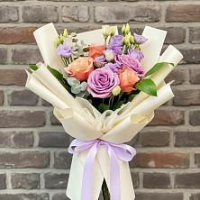 Букет цветов из:  Лизиантусы и Розы в Забайкальске