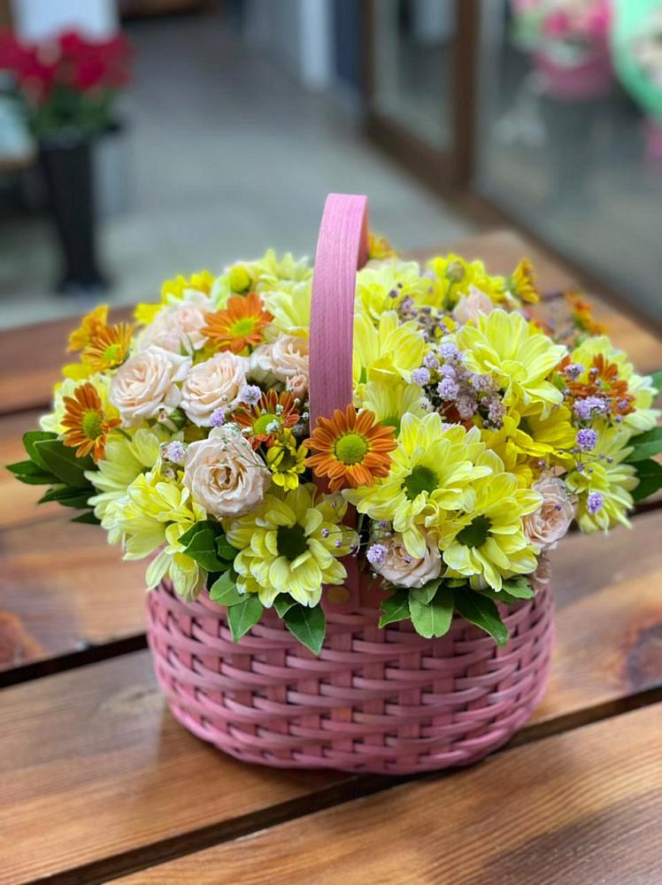 Цветочная композиция из Хризантемы и Розы в корзине в Забайкальске