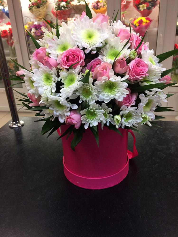 Цветочная композиция из Розы и Хризантемы в шляпной коробке в Забайкальске