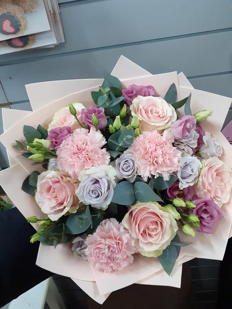 Букет цветов из: Розы, Гвоздики и Лизиантусы в Забайкальске